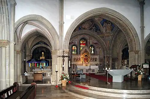 Interieur van deze kerk, met altaar