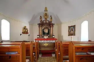 Zicht vanaf de ingang richting het altaar.