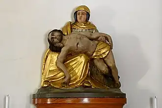 Het houten beeld van Maria met Jezus. Dit is na de Tweede Wereldoorlog gerestaureerd.