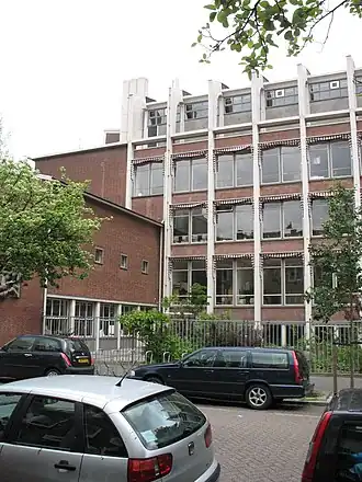 Het gebouw gezien vanaf de Rubensstraat