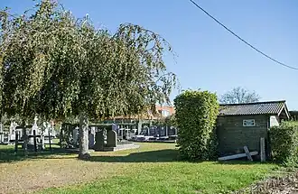 Voorzijde van de begraafplaats