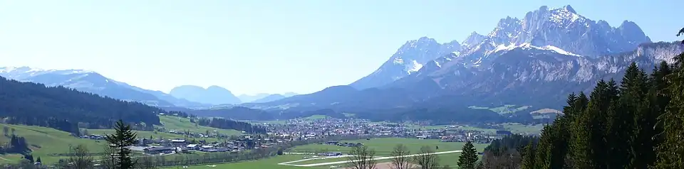 Panorama van St. Johann in Tirol