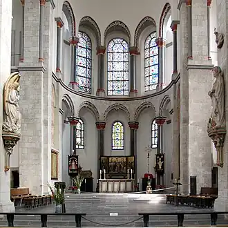 koor en altaarruimte