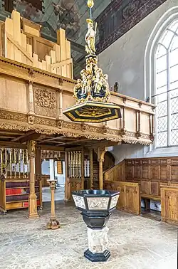 Doopvont en achterzijde doksaal