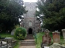 Westkant van de kerk met de ingang en de kerktoren