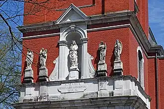 Beelden boven het kerkportaal