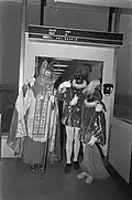 St.-Nicolaas en Zwarte Piet voor ze het vliegtuig in gaan, 1968