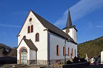 De westgevel van de kerk in maart 2021.