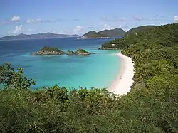 Trunk Bay gezien vanaf de heuvel