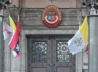 Wapenschild boven de ingang (december 2012)