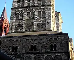 Noordgevel en noordelijke westwerktoren