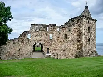 poort van St Andrews Castle met aan de rechterzijde de toren die zich in het midden van de zuidelijke muur bevindt