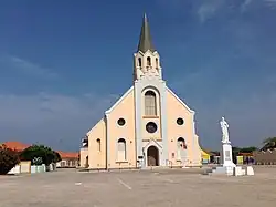 Kerkplein met standbeeld