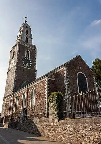 De gehele kerk van de zijkant gefotografeerd