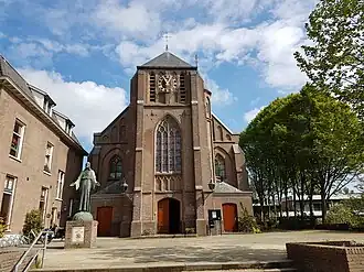 voorzijde st. Bernulphuskerk.