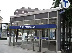 De hoofdingang op het Sint Eriksplein