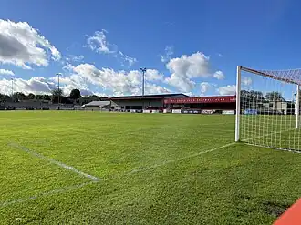 De hoofdtribune en het clubhuis van St. James Park in 2021.
