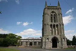 Klokkentoren van Saint Mary the Virgin in West Walton (Norfolk). Ook het (eenvoudige) maaswerk van het bovenste venster rekent men nog tot Early English.[3][4]
