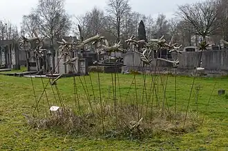 Op de plaats van de geruimde zerken staat een hedendaags kunstwerkje.