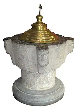 Romaans doopvont in de kerk