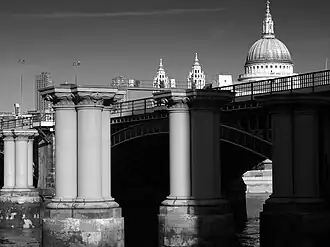 Blackfriars Railway Bridge, met de restanten van de oude brug in de voorgrond