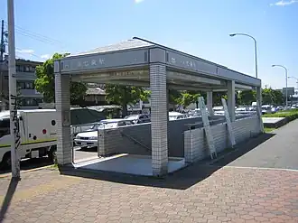 De ingang van het station.