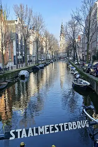 Naamboord op de brug zelf
