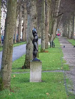Staand Meisje (1982) Beeldenroute Maliebaan in Utrecht