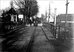 De oorspronkelijk brug uit 1878 met de rails van de stoomtram naar Voorschoten