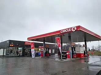 Een tankstation met gemakswinkel