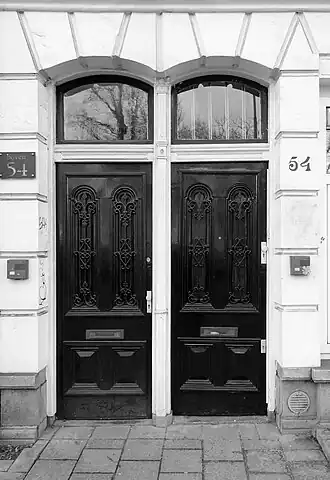 De voordeuren van nr 54, december 2015