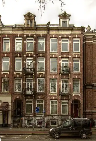 De gebouwen in december 2015 NB: witte stroken onder de ramen verschuiven