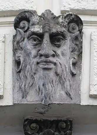 Een van de drie -identieke- koppen in de gevel