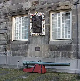 Het Roode Paard voor het stadhuis. Het gedicht erboven is van de hand van Joost van den Vondel.