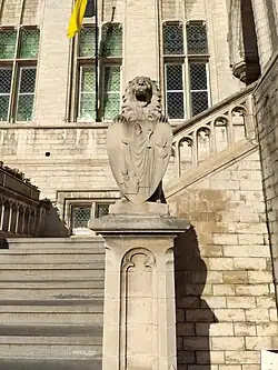 Een van de vier leeuwen met het wapenschild van de stad op de trappen, gemaakt door Frans Van Havermaet