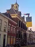 Stadhuis van Sneek met de Vlag van Sneek (2011).