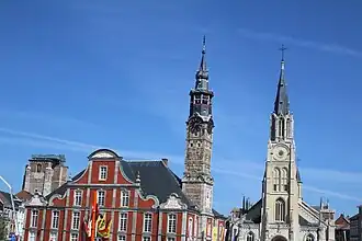Grote Markt met zicht op het oude stadhuis, de belforttoren, de Onze-Lieve-Vrouwekerk en de abdijtoren