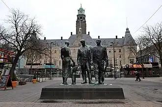 Stadhuisplein met op de achtergrond stadhuis van Rotterdam aan de Coolsingel