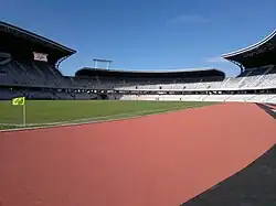 Zicht op het stadion vanaf de atletiekbaan