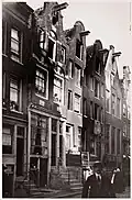 Oud straatbeeld op Vlooienburg (de Zwanenburgerstraat in 1917).