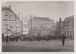 Midden overkluizing Bijenkorf over Beurstraat 1938