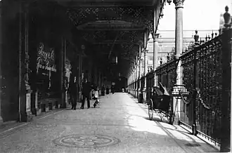 Winkel van Perry & Co bij het Paleis voor Volksvlijt, rond 1900