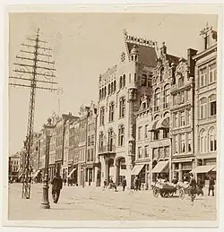 Het kantoor tussen de huizen aan het Damrak