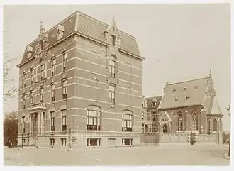 het gebouw rond 1900, daarna is het uitgebreid