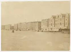 Kattenburgerkade 2-40 (v.l.n.r.), op de voorgrond de Kattenburgervaart (circa 1905)