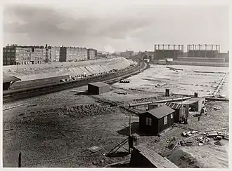 Het traject ten zuiden van het Muiderpoortstation in april 1937; de bruggen liggen iets verder dan de gashouders