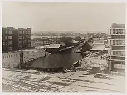 De brug eind jaren 20 met lantaarns, bijna aan de rand van de stad