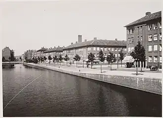 De Rijpgracht gezien vanaf de Willem de Zwijgerlaan in westelijke richting naar de De Rijpstraat. Rechts de ingang van de Jan den Haenstraat; 1941.