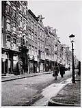 Het begin van de Nieuwe Kerkstraat met nr. 7 + 9, vanaf de Amstel gezien (foto, 1943)