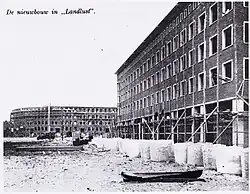 De bouw van het woonblok van Rutgers (rechts, 1935)